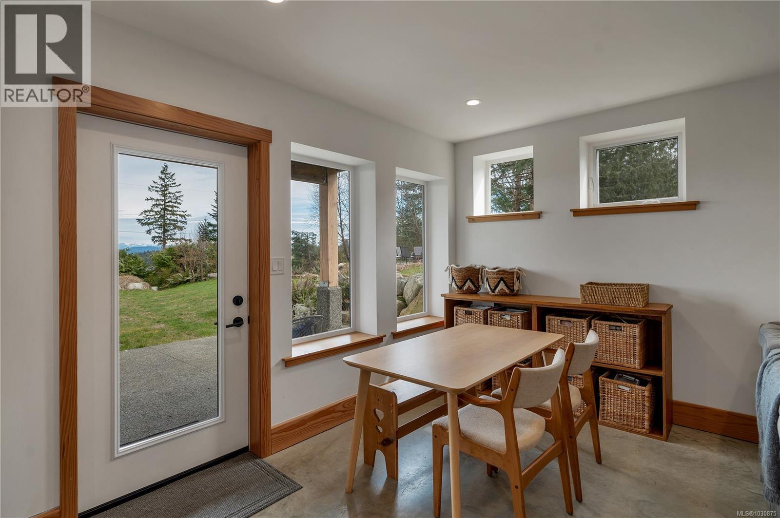 609 Valpy Rd - 33