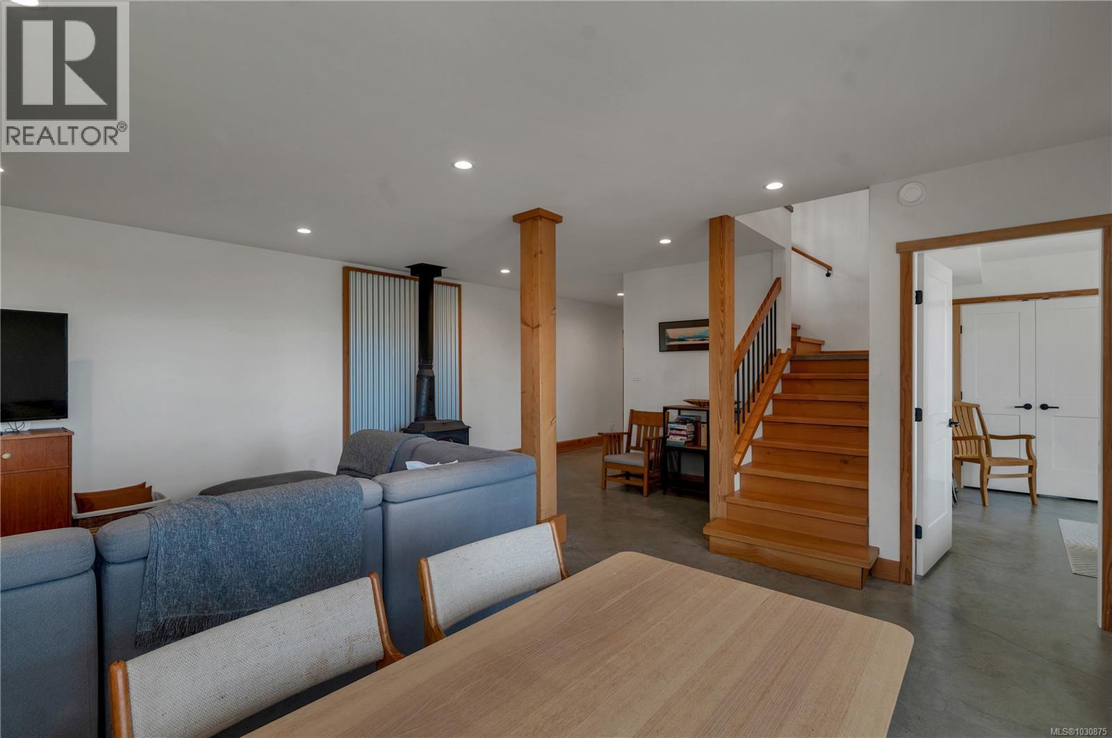 609 Valpy Rd - 34