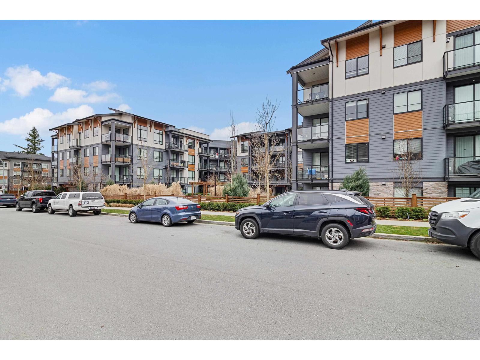 327 7506 199A STREET, Langley