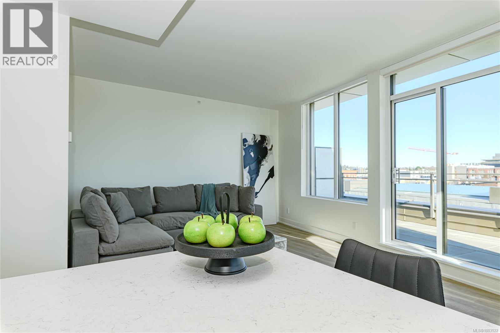 #900 1628 STORE ST - 32