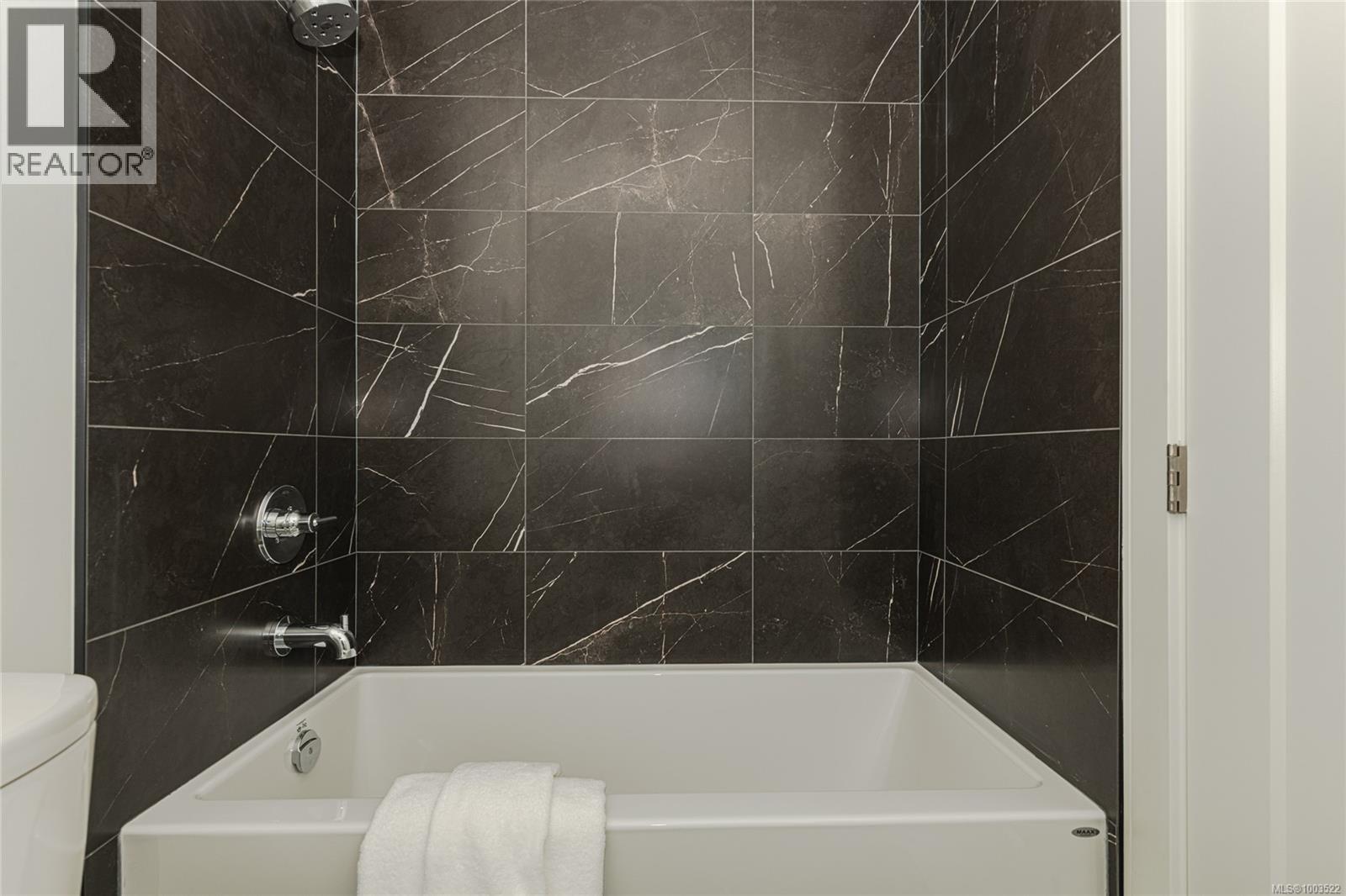 #900 1628 STORE ST - 19