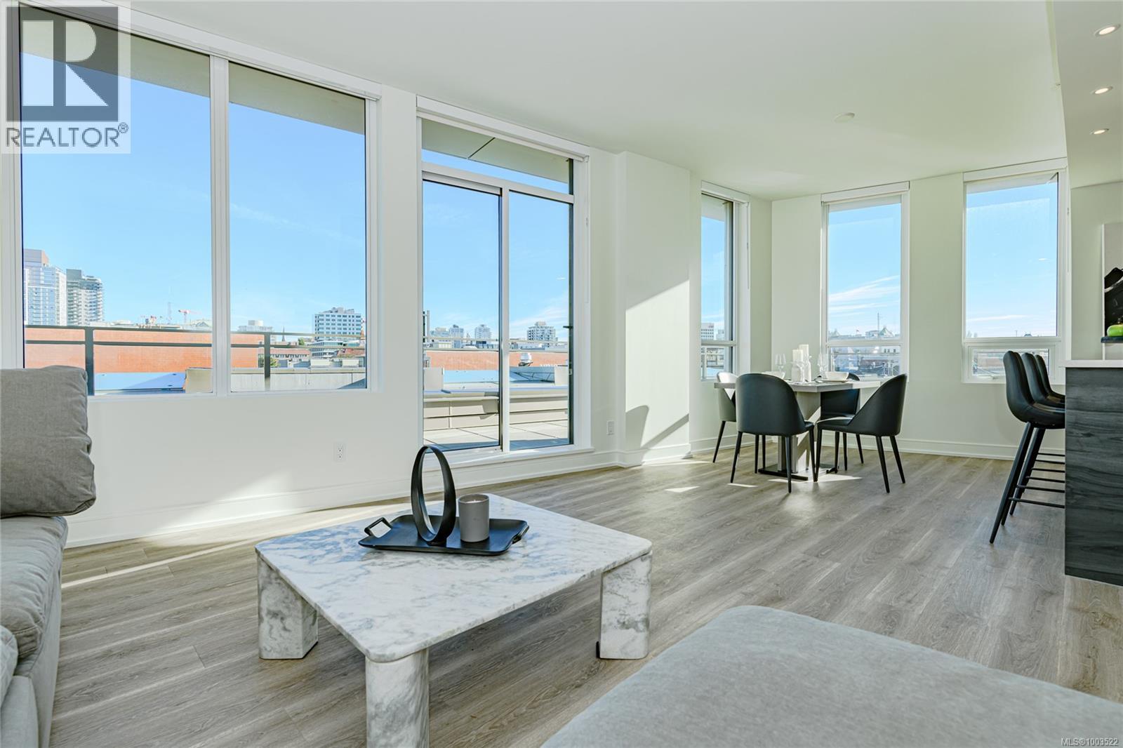 #900 1628 Store St - 36