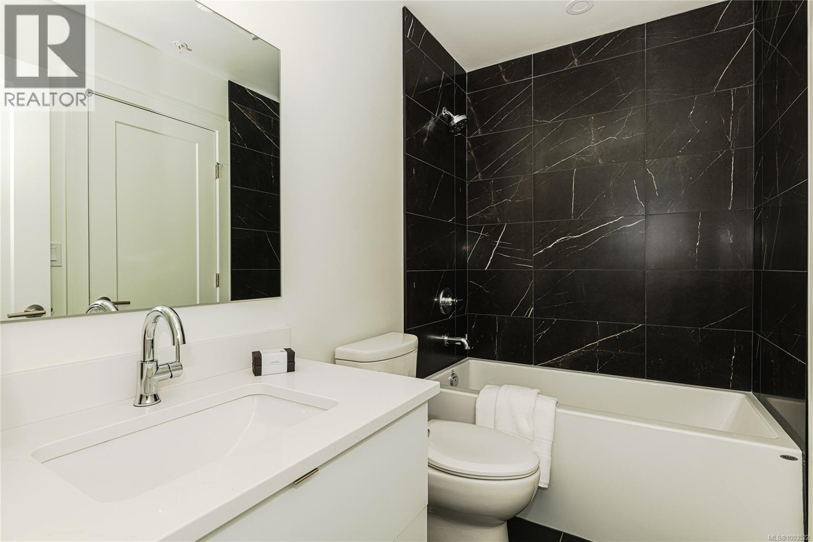 #900 1628 STORE ST - 18