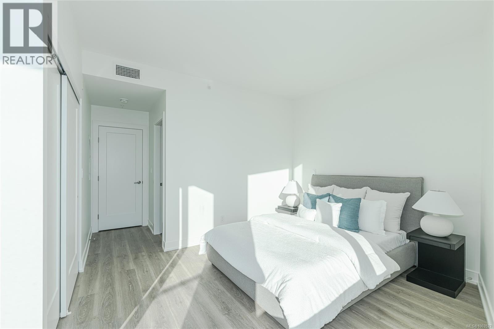#900 1628 Store St - 14