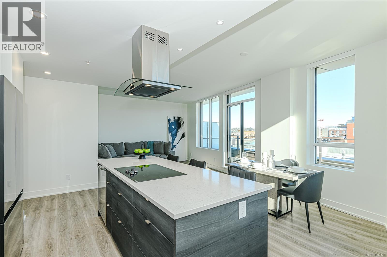 #900 1628 STORE ST - 31