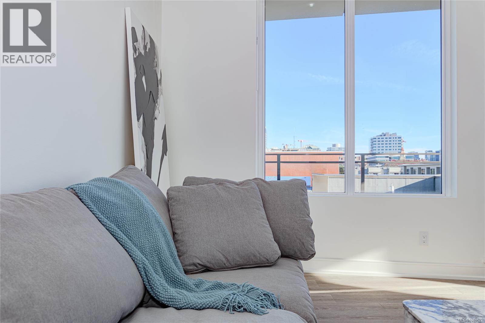 #900 1628 STORE ST - 35