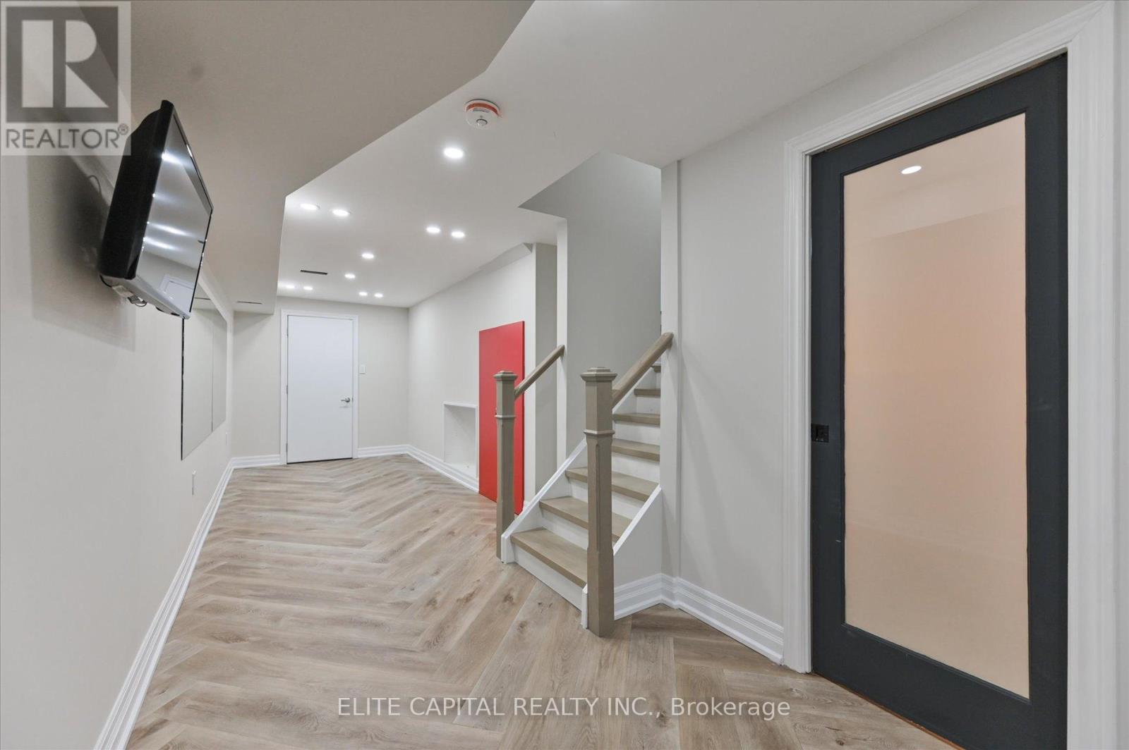 18 ROTONDO CRESCENT - 22