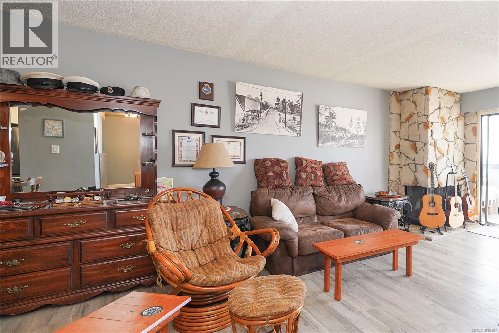 404 614 Fernhill Pl, Esquimalt