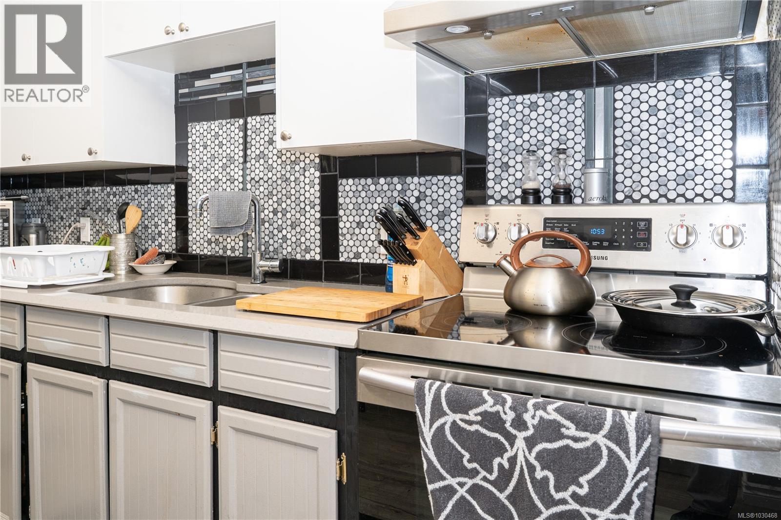 404 614 Fernhill Pl, Esquimalt