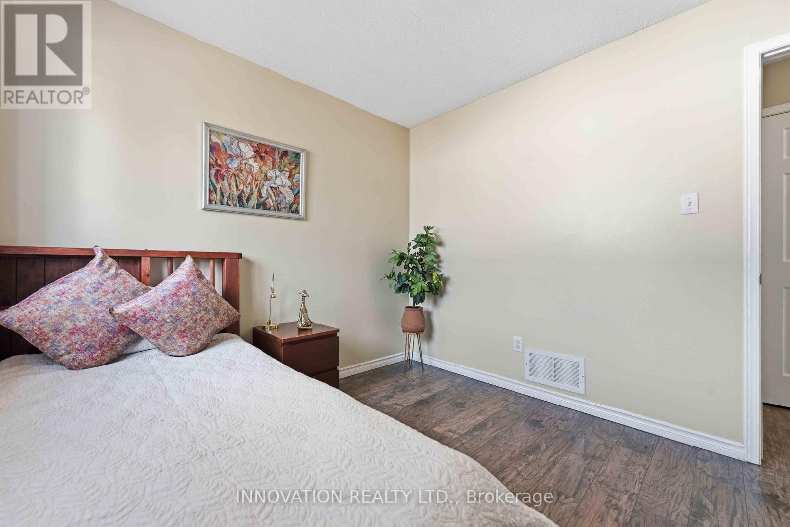5 HARRINGTON COURT - 32