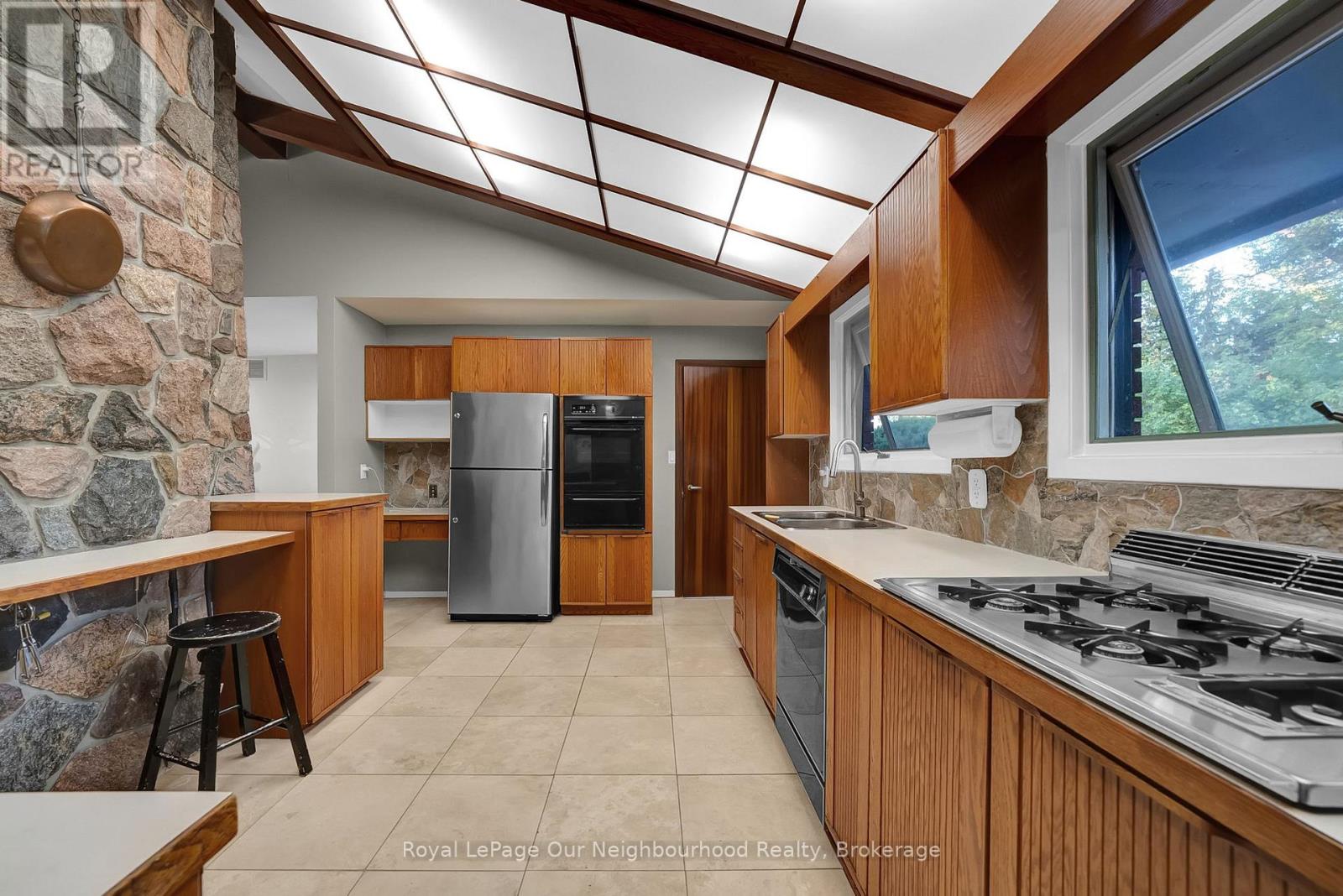 1539 FINCH AVENUE - 32