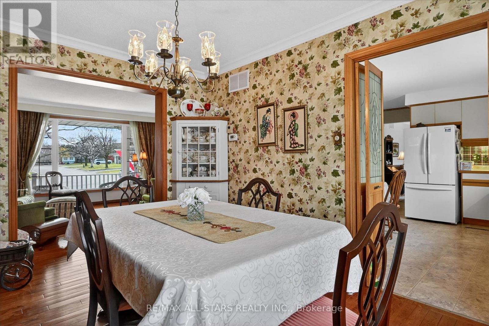 26 APPLEWOOD CRESCENT - 10