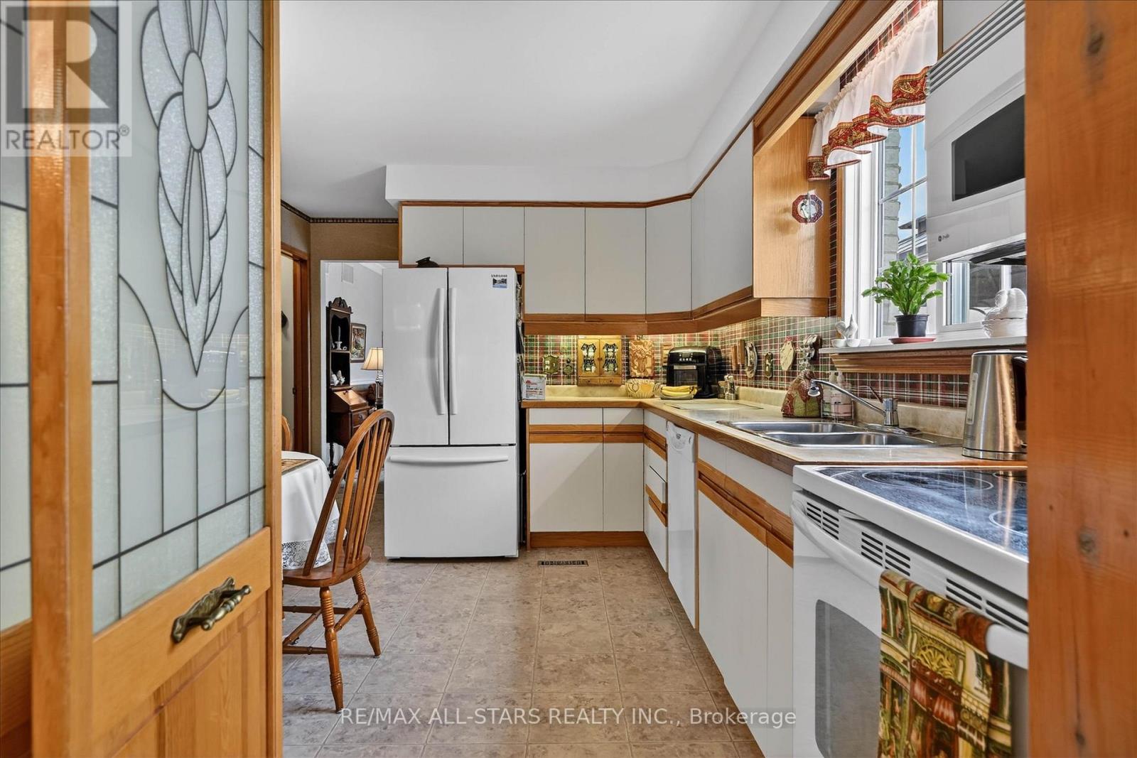 26 APPLEWOOD CRESCENT - 11