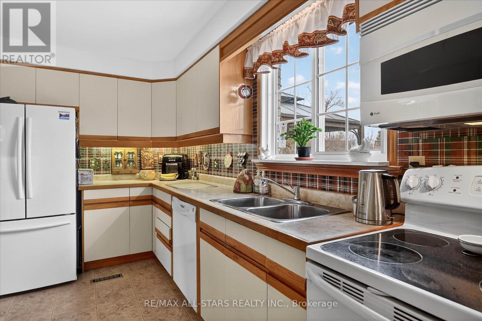 26 APPLEWOOD CRESCENT - 12