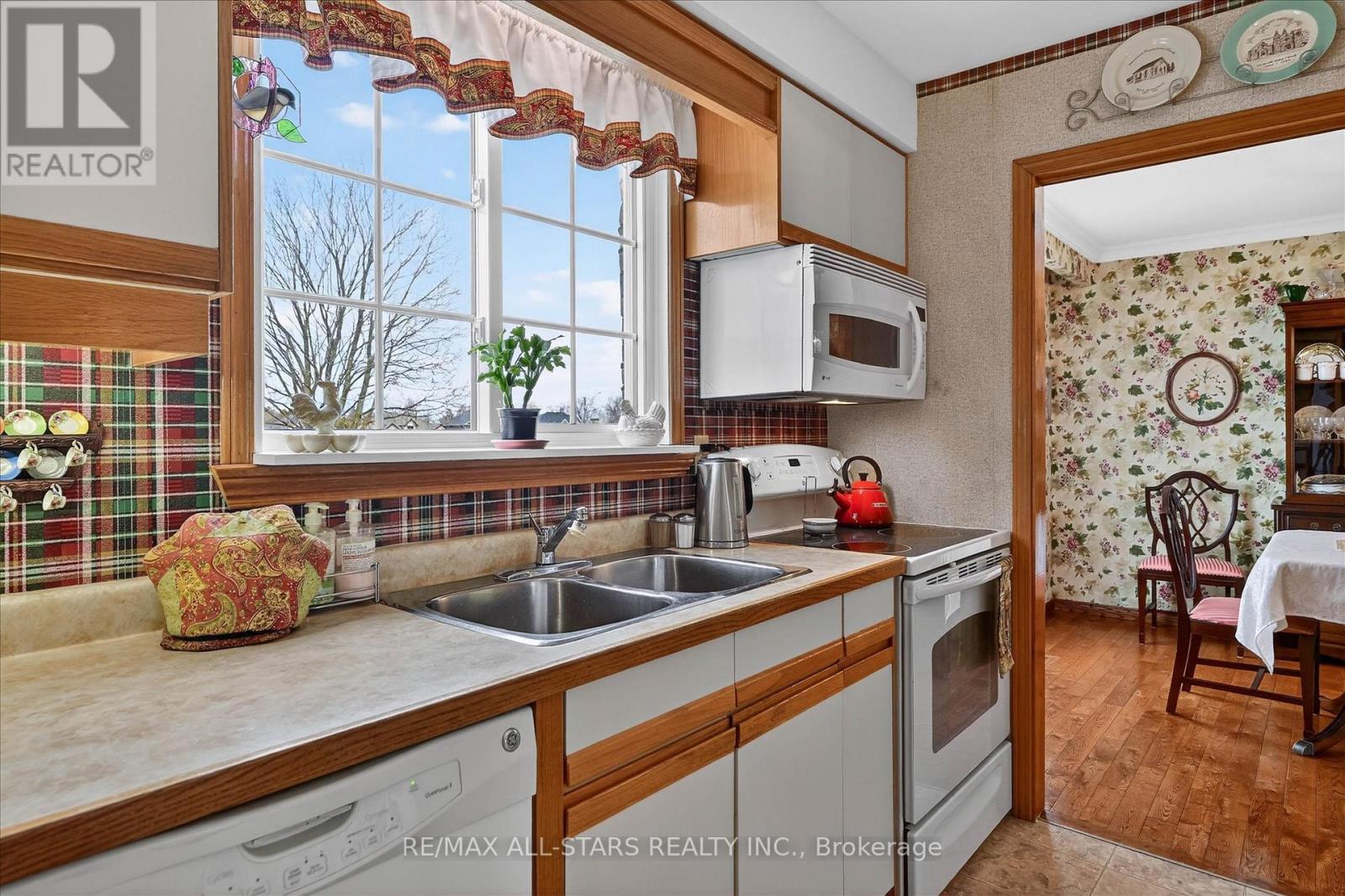 26 APPLEWOOD CRESCENT - 13