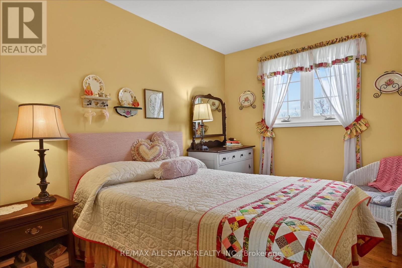 26 APPLEWOOD CRESCENT - 21