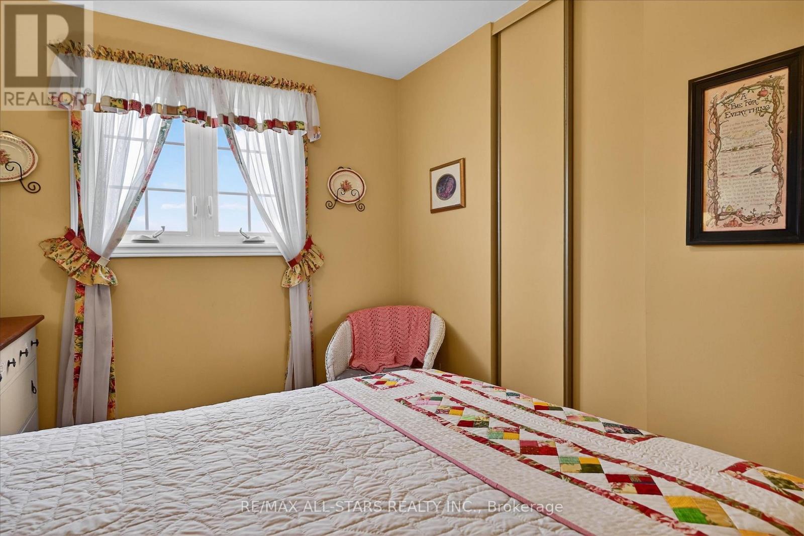 26 APPLEWOOD CRESCENT - 22