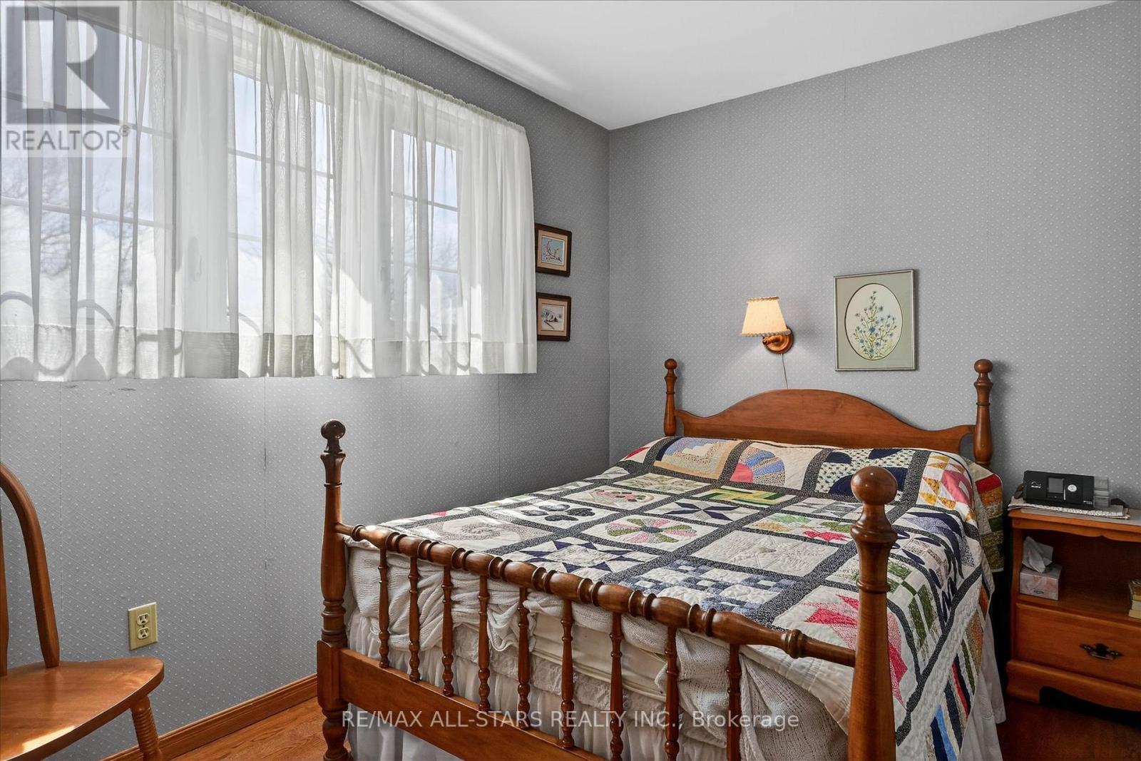 26 APPLEWOOD CRESCENT - 30