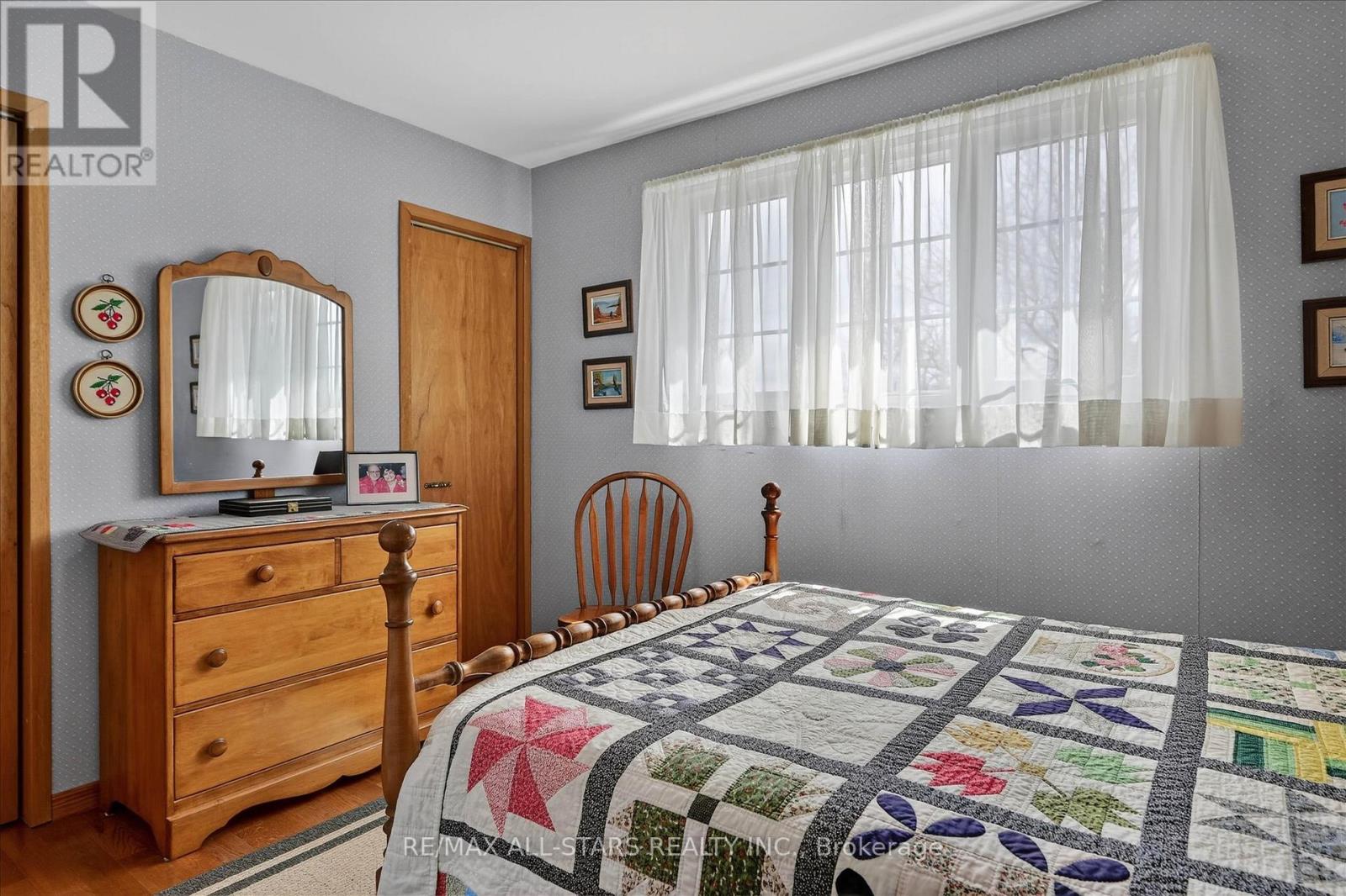 26 APPLEWOOD CRESCENT - 31