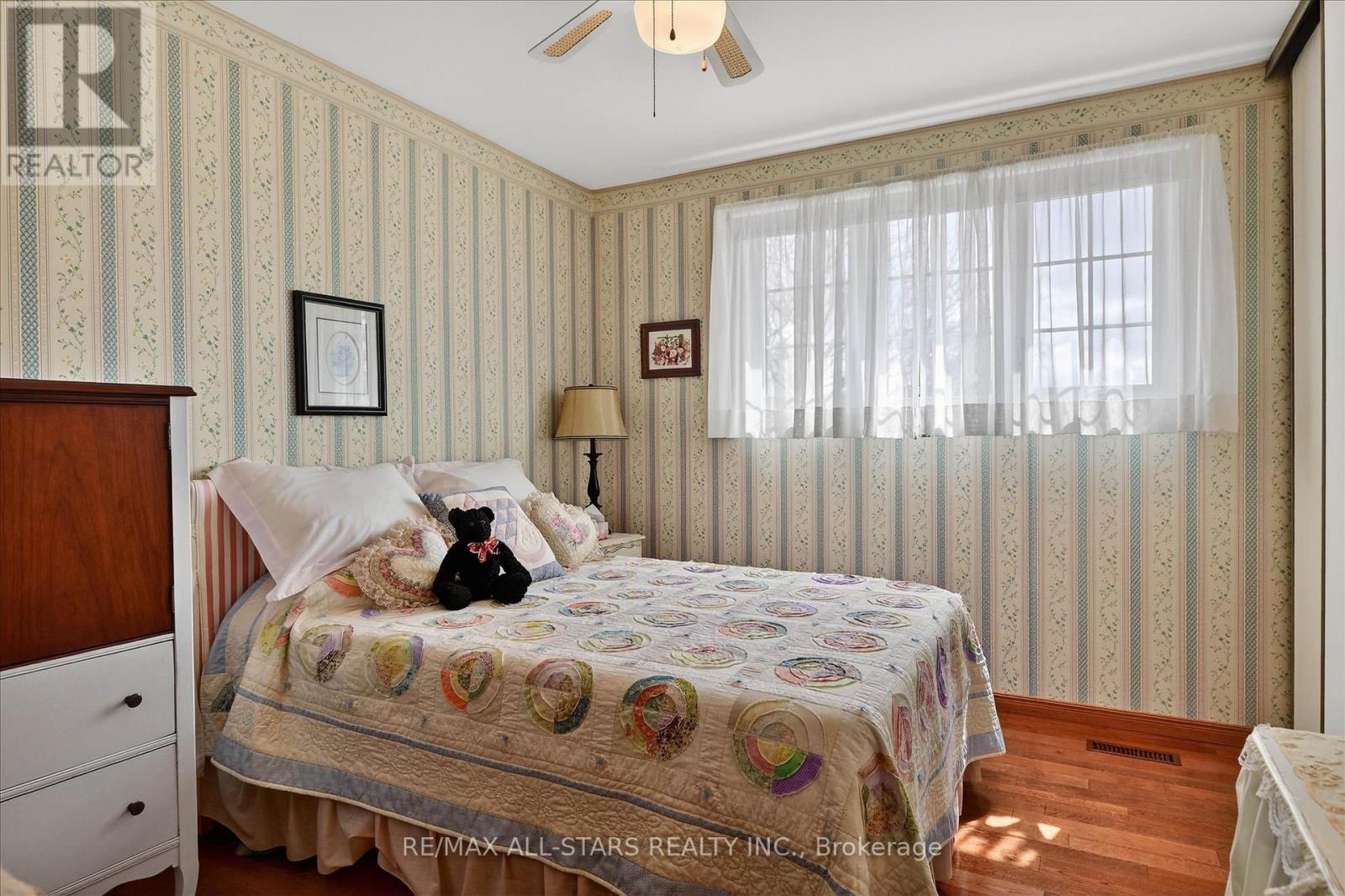 26 APPLEWOOD CRESCENT - 32