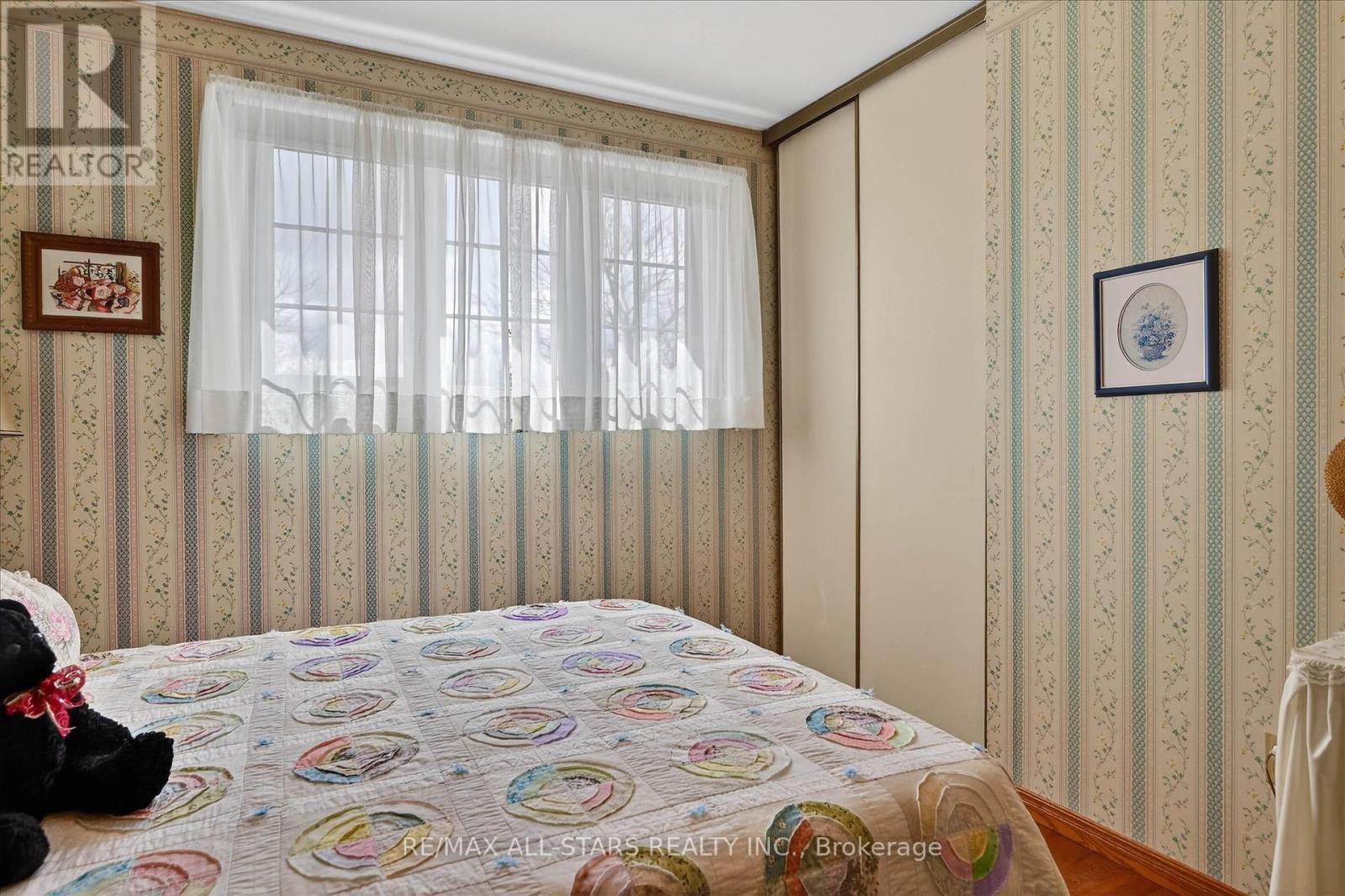 26 APPLEWOOD CRESCENT - 33