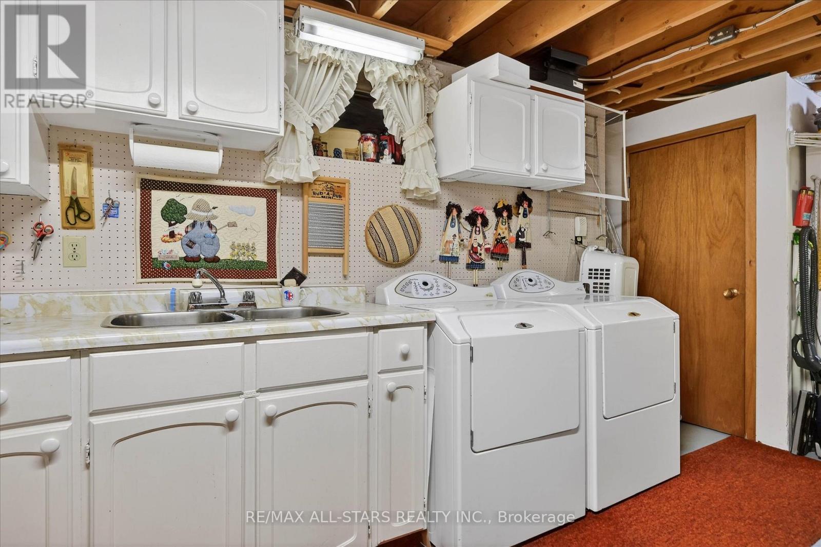 26 APPLEWOOD CRESCENT - 36