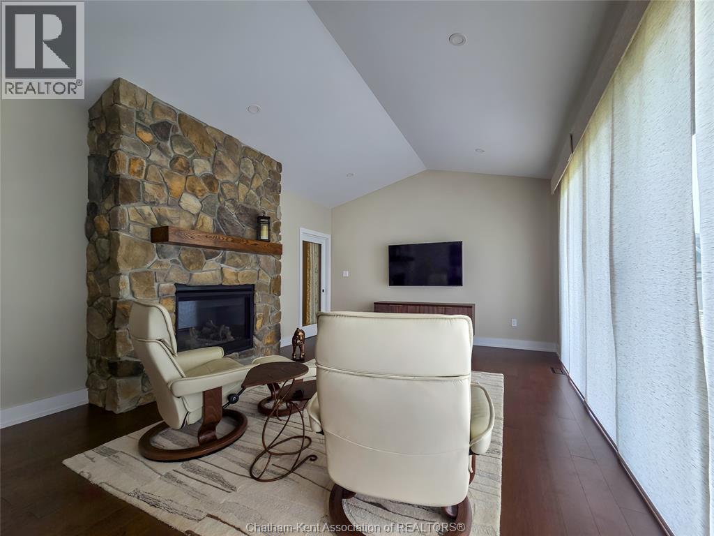 7 Tracy DRIVE - 24