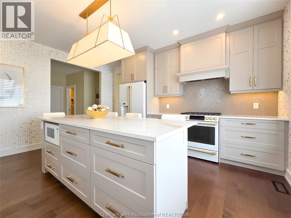 7 Tracy DRIVE - 38