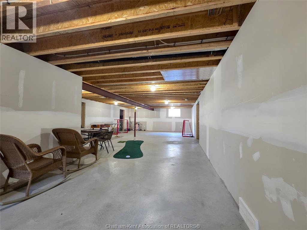 7 Tracy DRIVE - 42