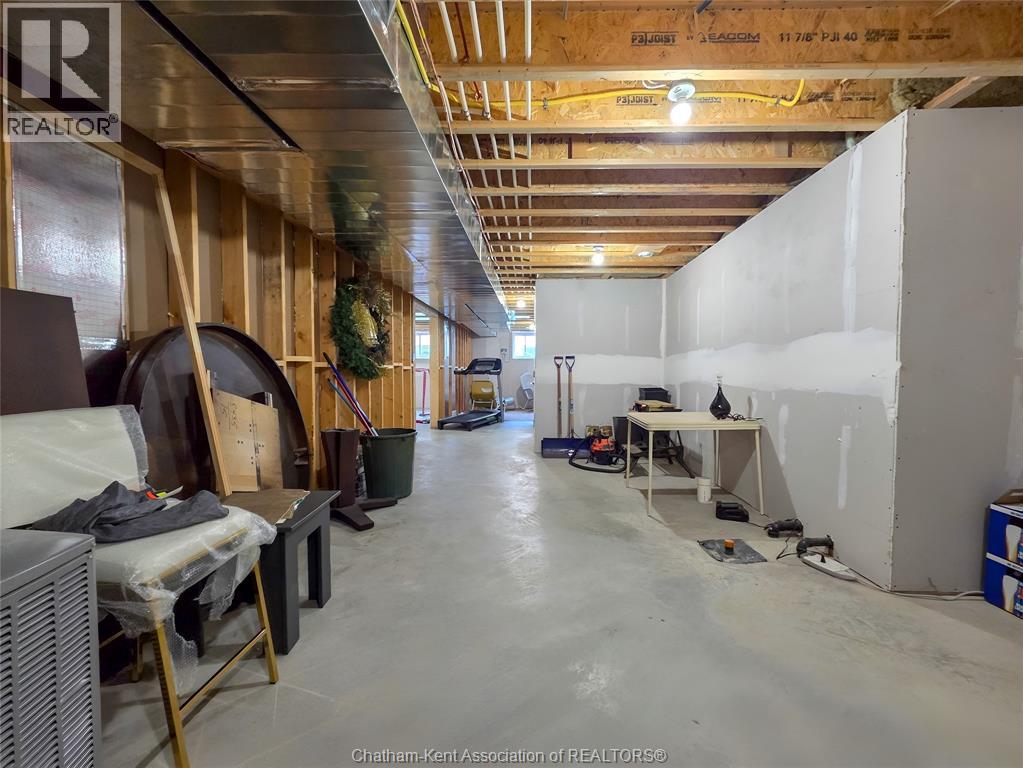 7 Tracy DRIVE - 43