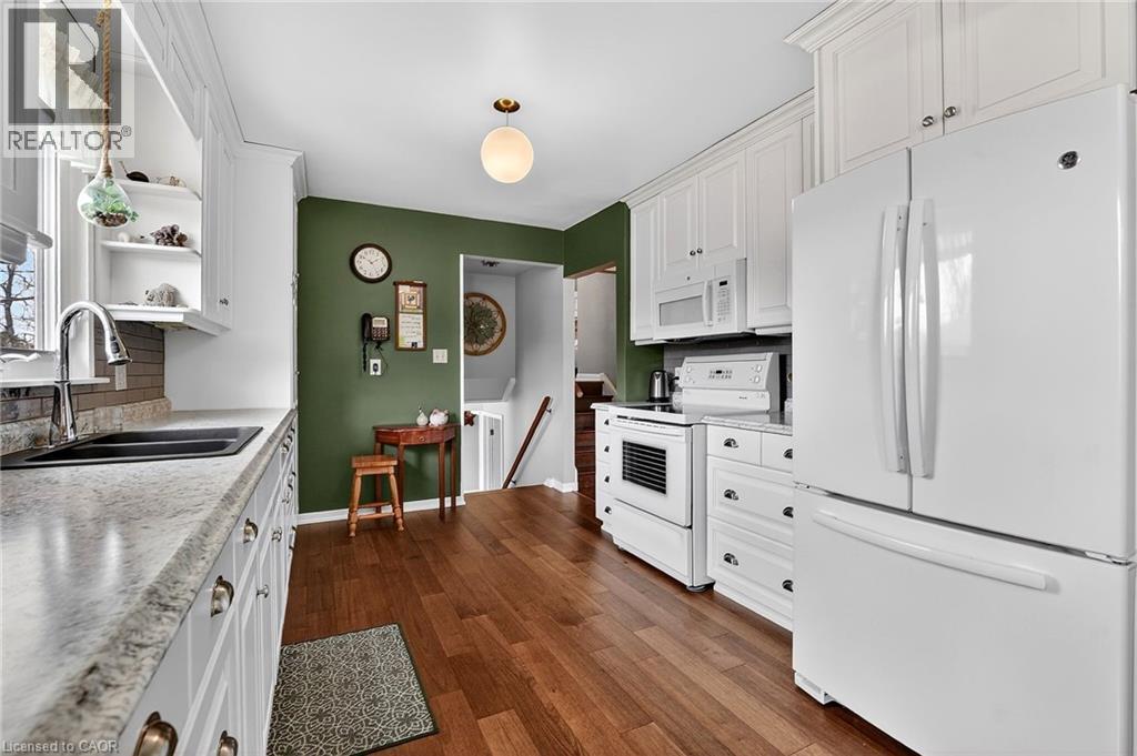 6 NELLES Road S - 18