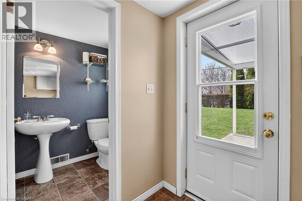 6 NELLES Road S - 32