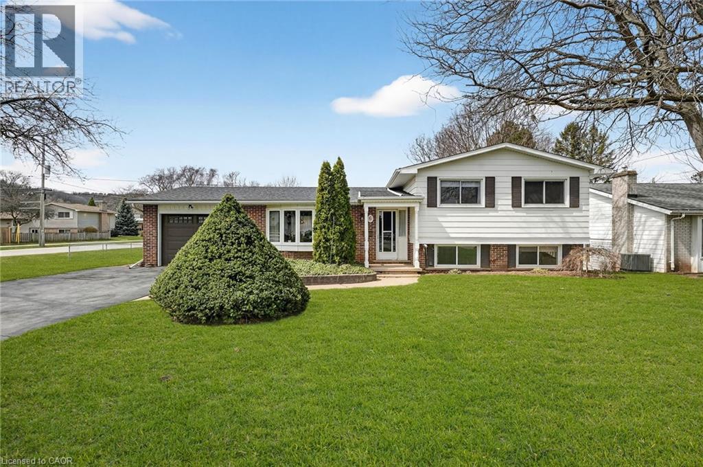 6 NELLES Road S - 1