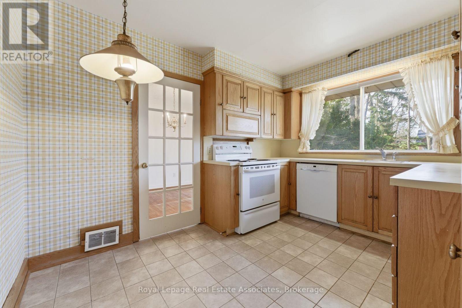 95 OAKES DRIVE - 24