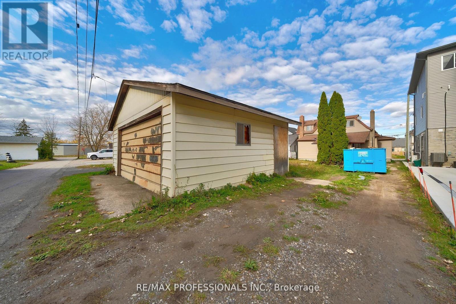 27 OAKDALE AVENUE - 29