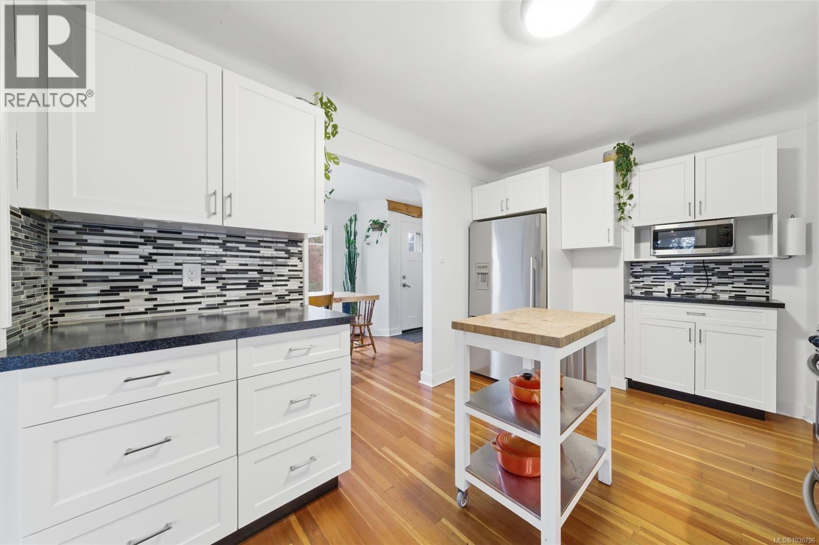 1122 Old Esquimalt Rd, Esquimalt