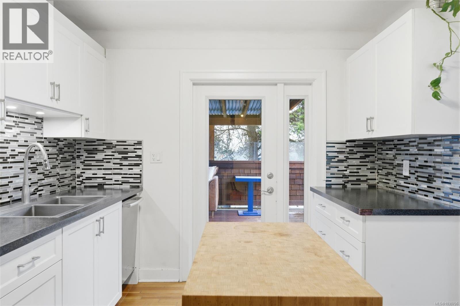 1122 Old Esquimalt Rd, Esquimalt