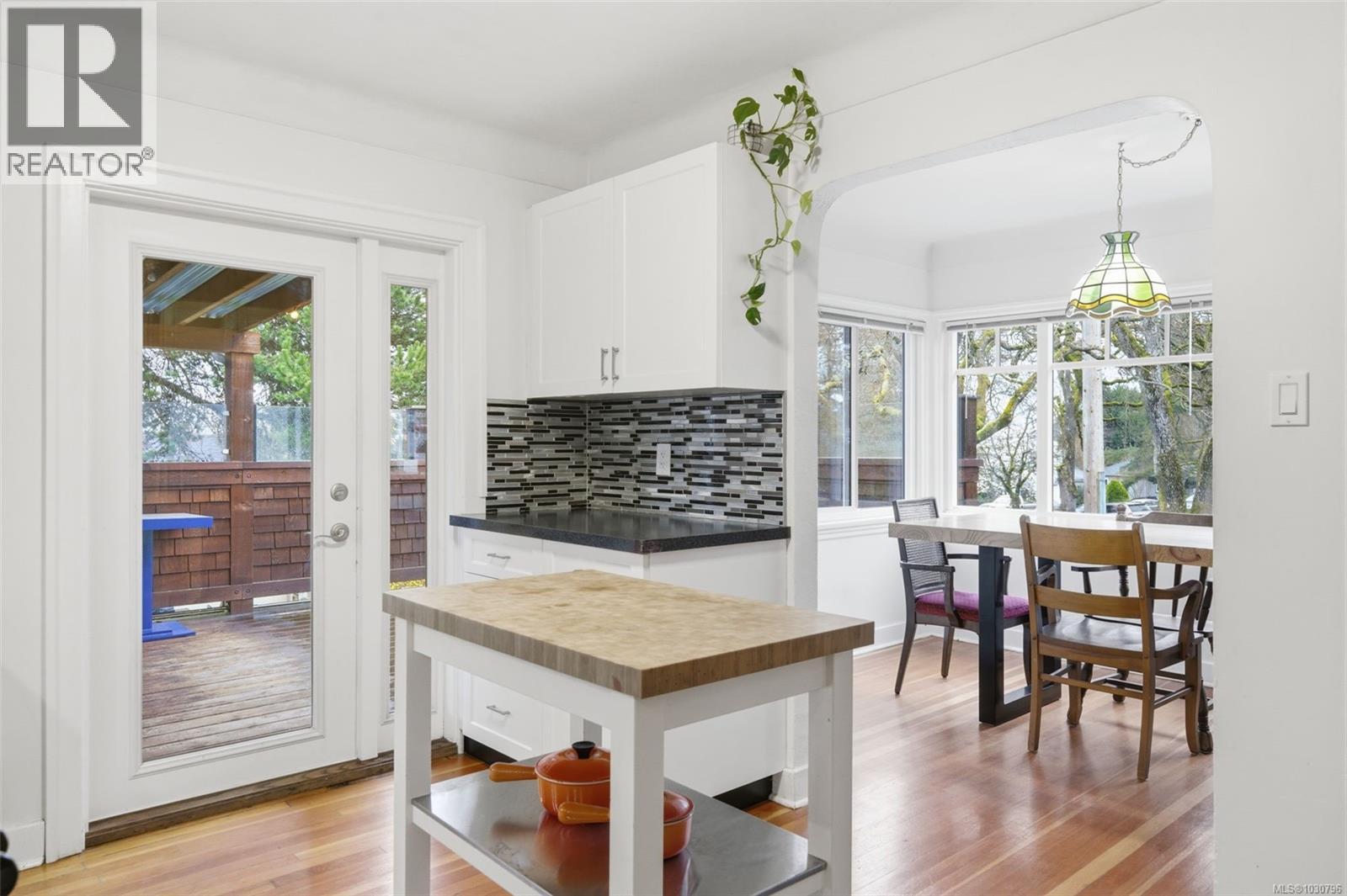 1122 Old Esquimalt Rd, Esquimalt