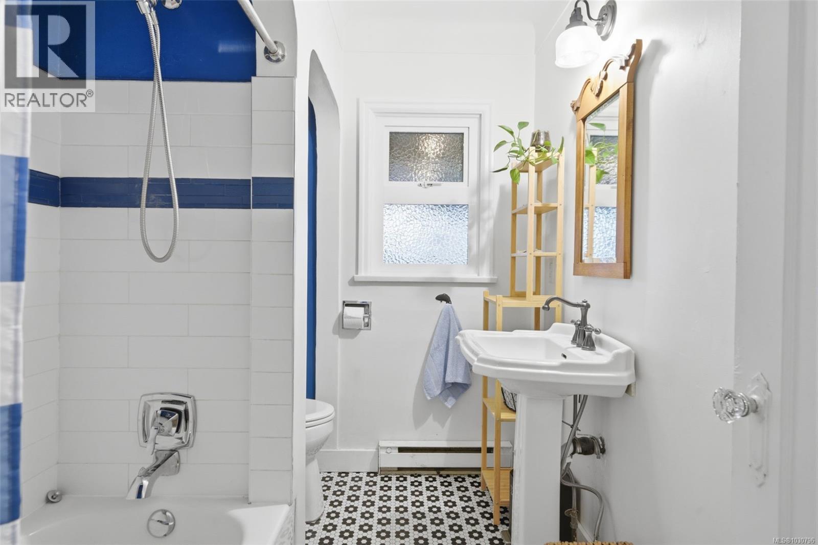 1122 Old Esquimalt Rd, Esquimalt