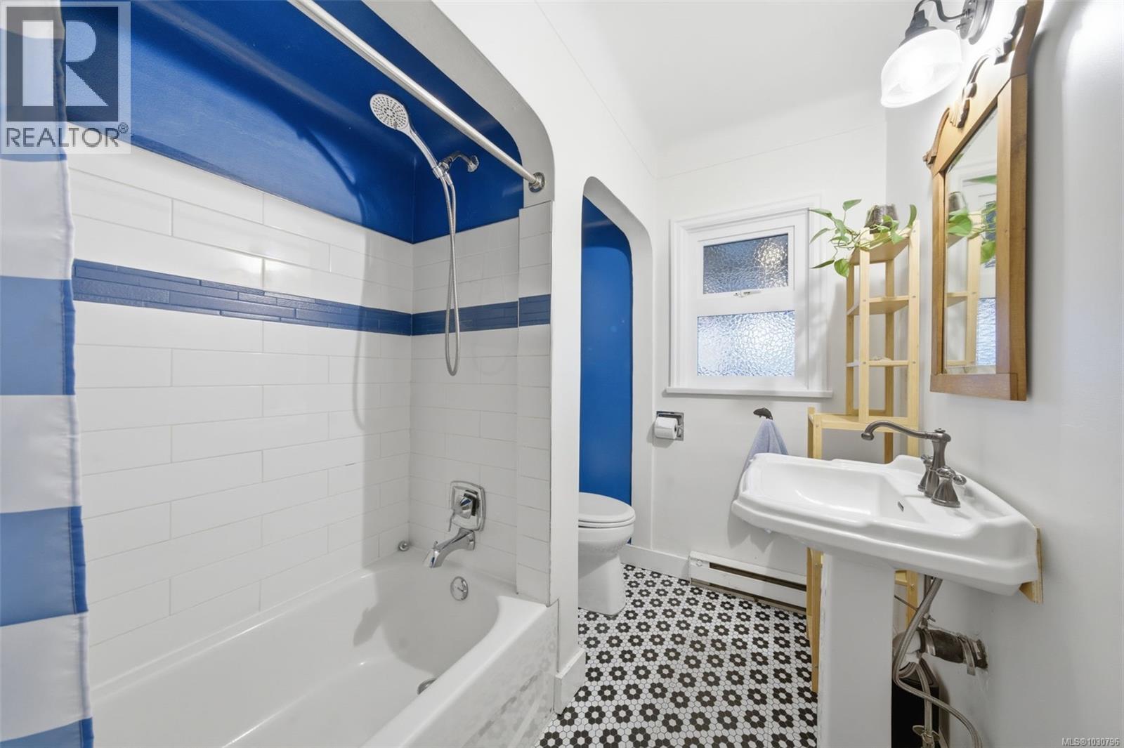 1122 Old Esquimalt Rd, Esquimalt