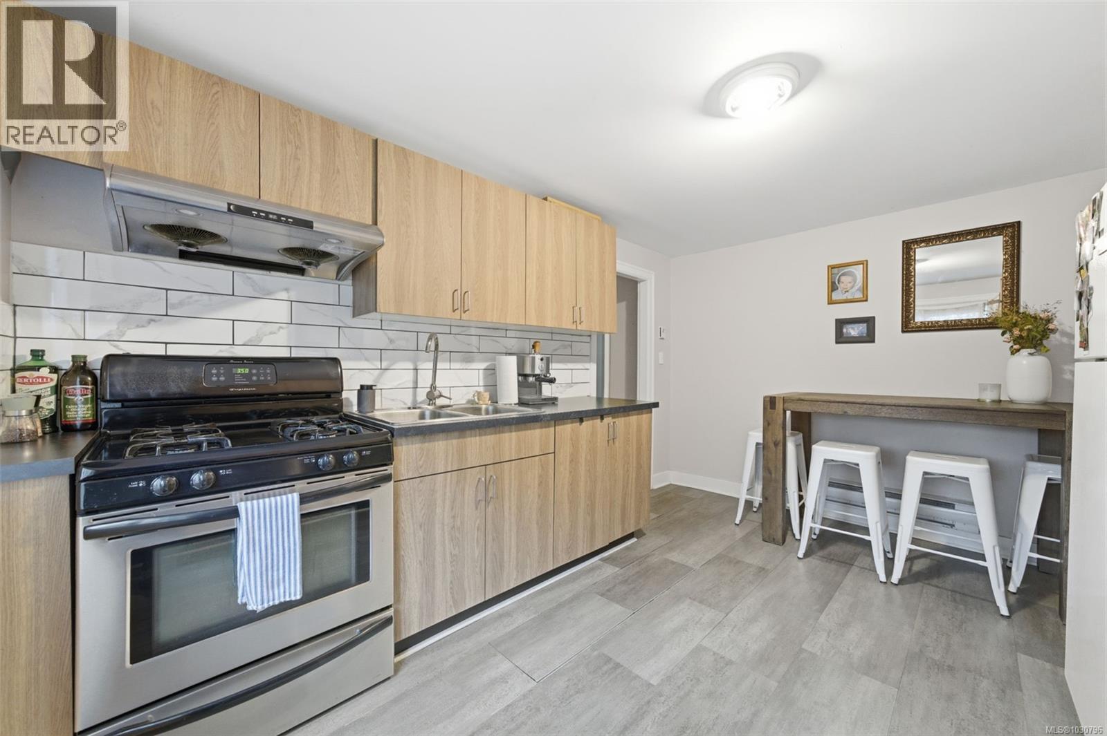 1122 Old Esquimalt Rd, Esquimalt