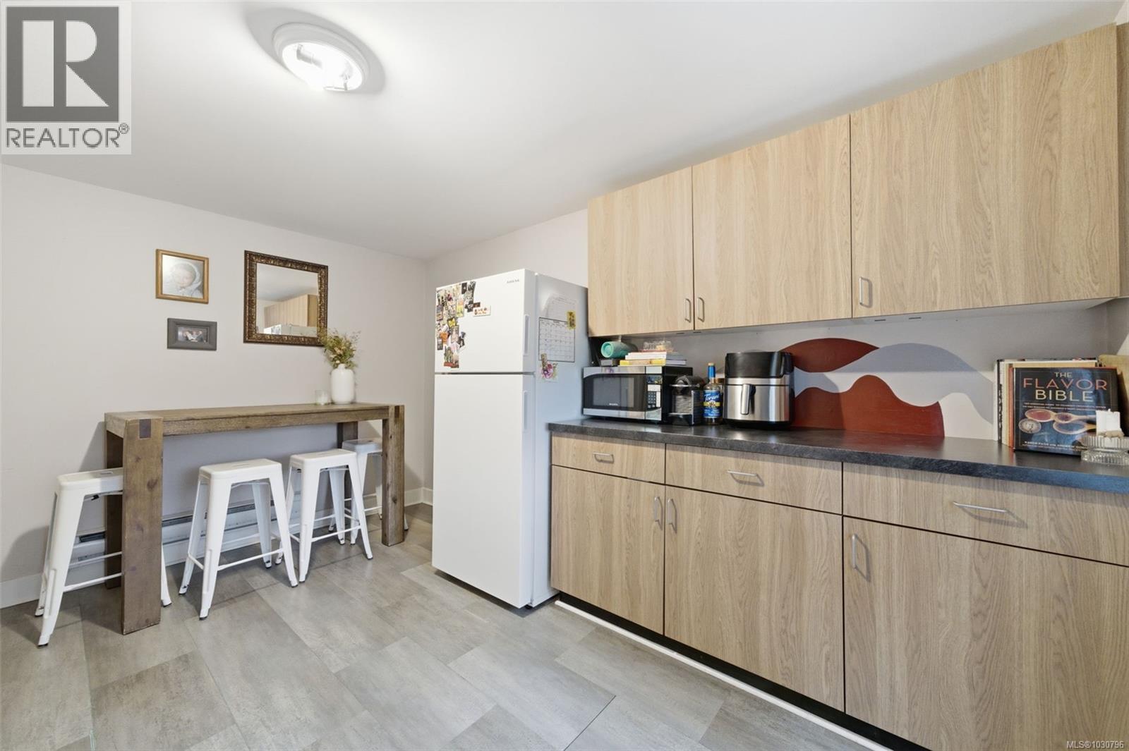 1122 Old Esquimalt Rd, Esquimalt