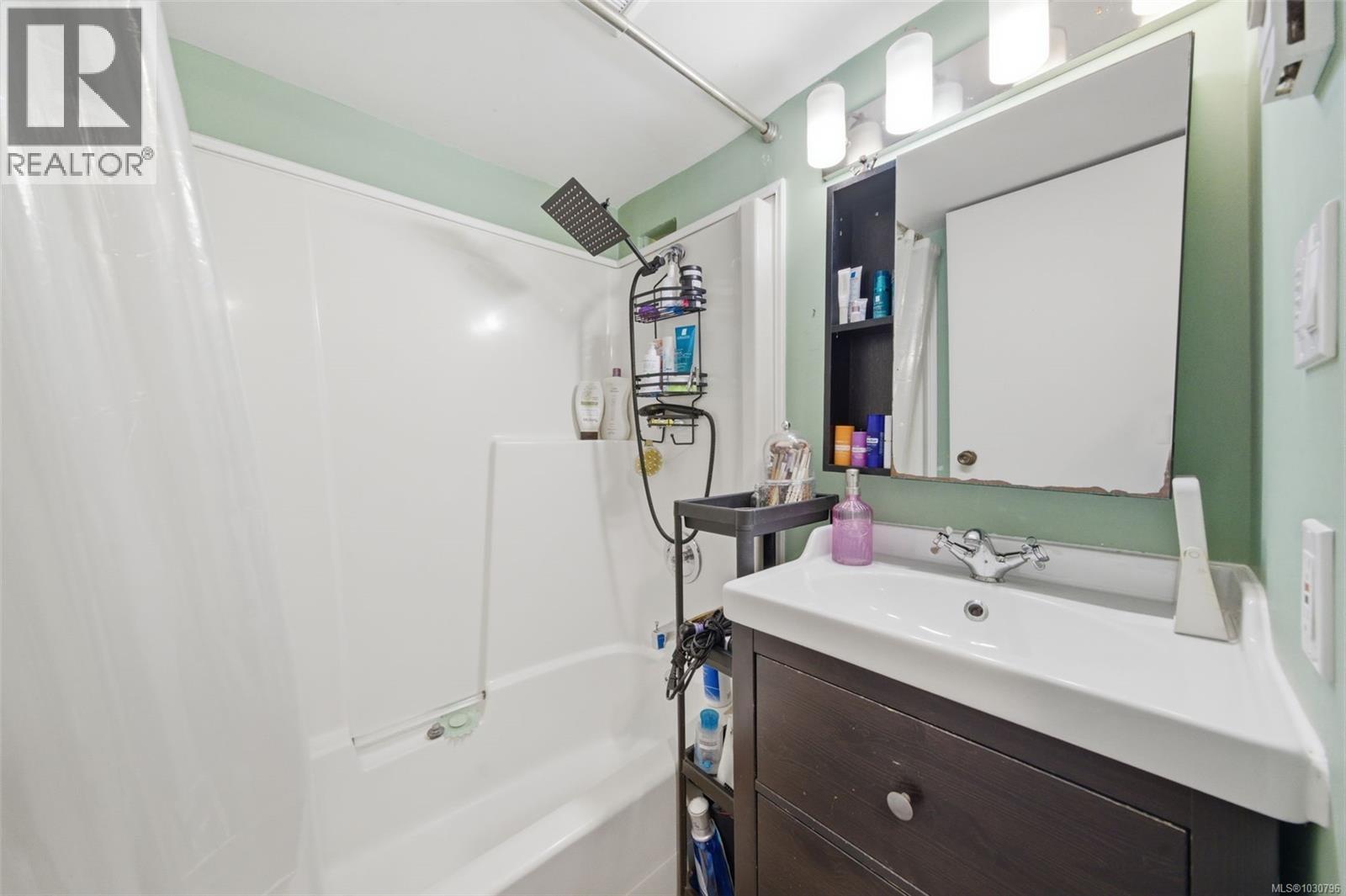 1122 Old Esquimalt Rd, Esquimalt