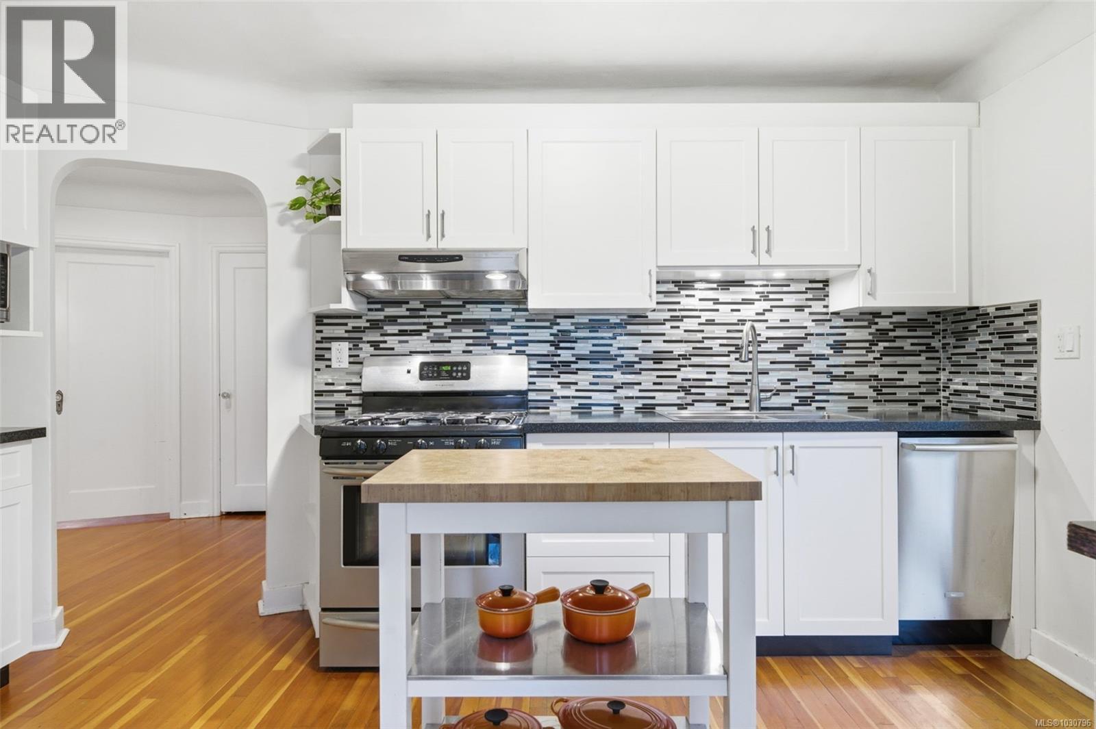 1122 Old Esquimalt Rd, Esquimalt