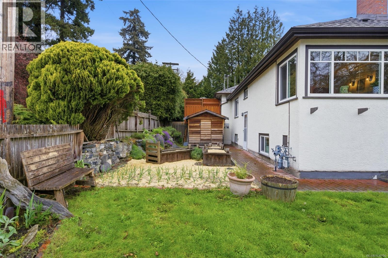 1122 Old Esquimalt Rd, Esquimalt