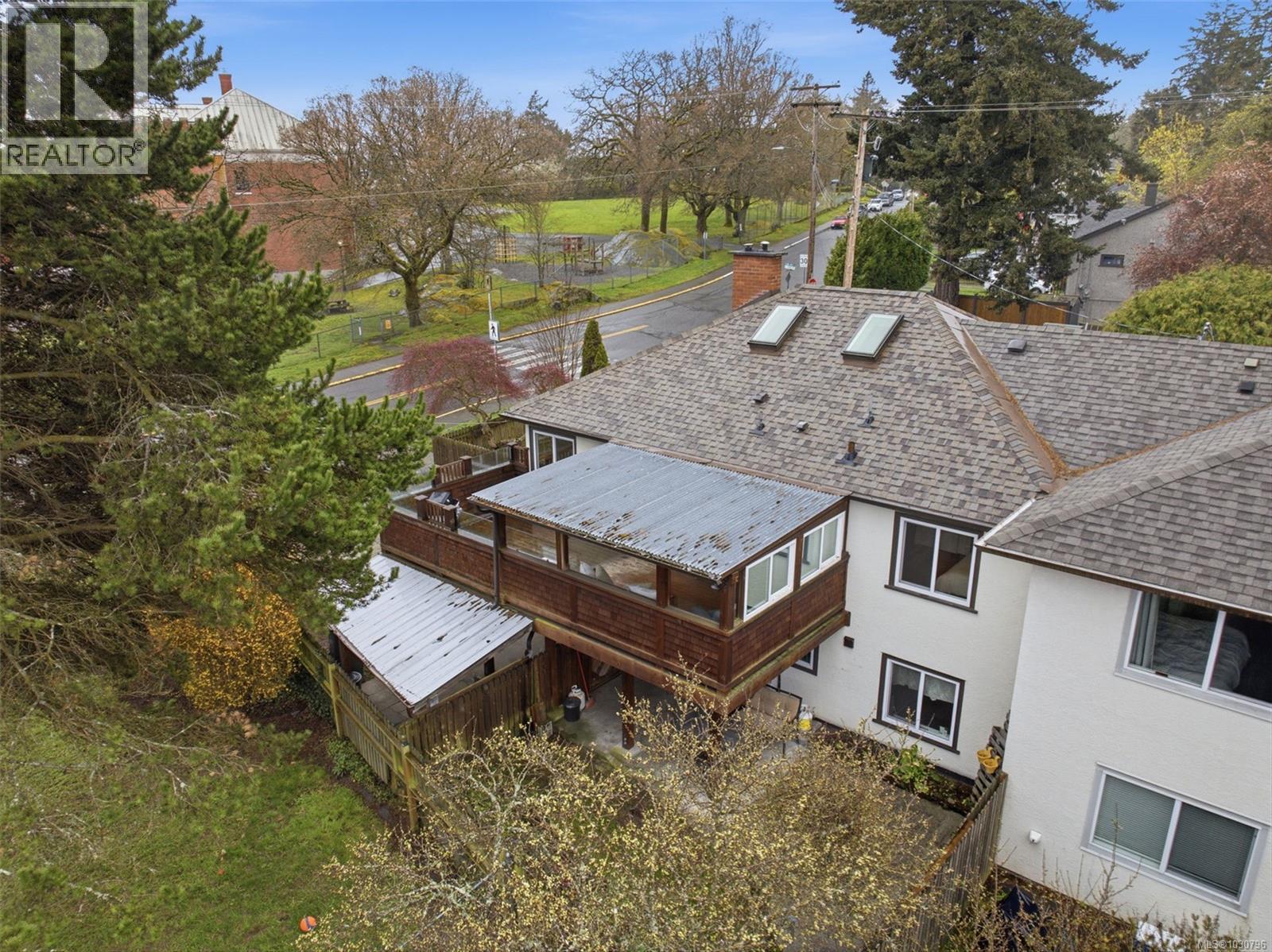 1122 Old Esquimalt Rd, Esquimalt