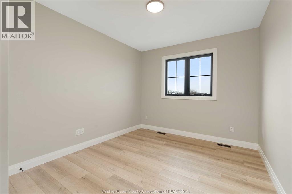2524 MAYFAIR - 27