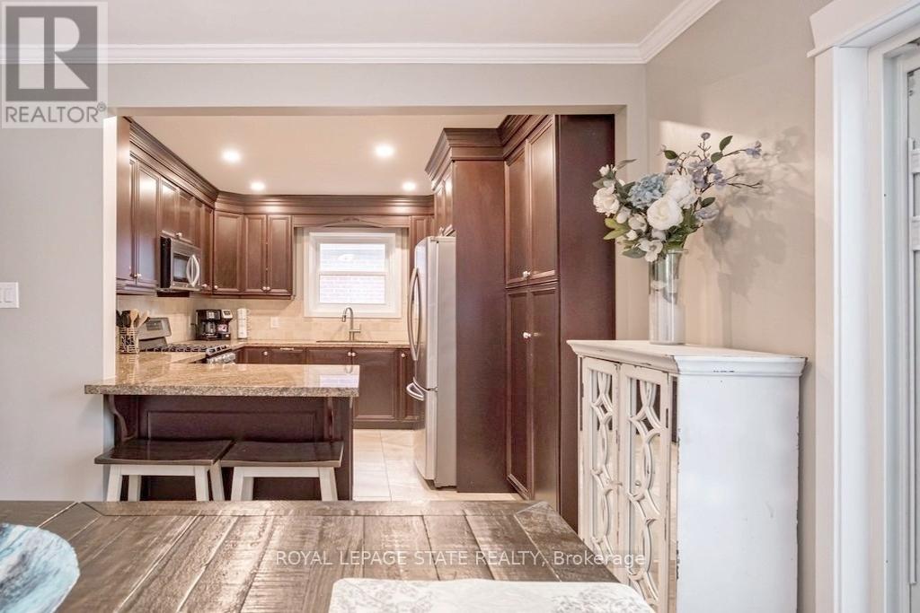 143 HUXLEY AVENUE S - 10