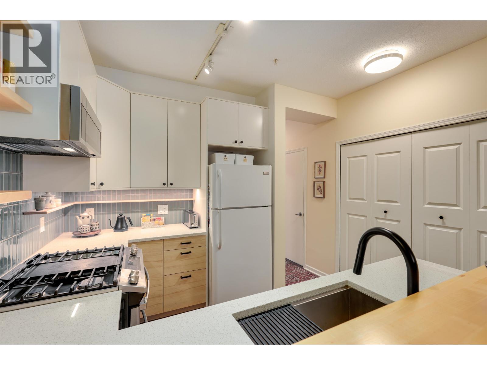 6 221 ASH STREET, New Westminster