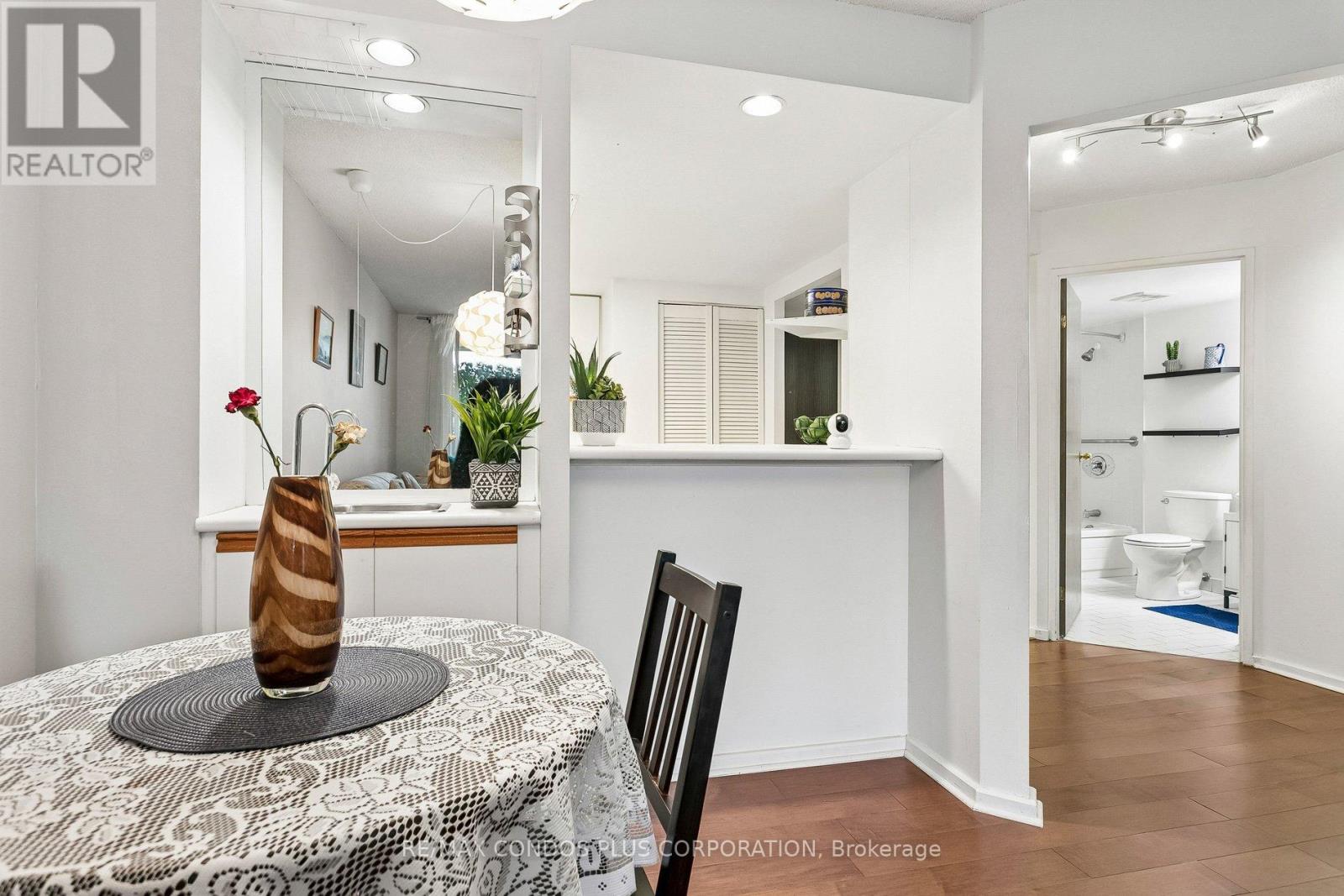 #204 15 MAITLAND PLACE - 8